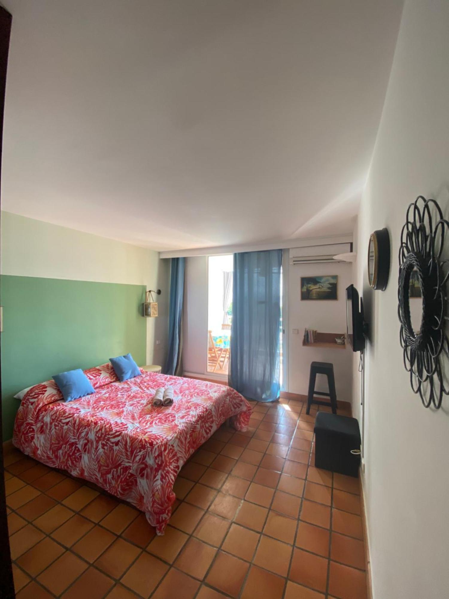 Studio Paisible Avec Piscine, Pas Loin De La Plage Trinite  Esterno foto